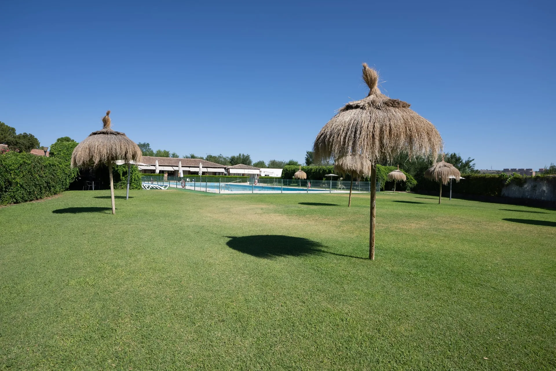 Piscina de Camping El Greco con vistas a Toledo