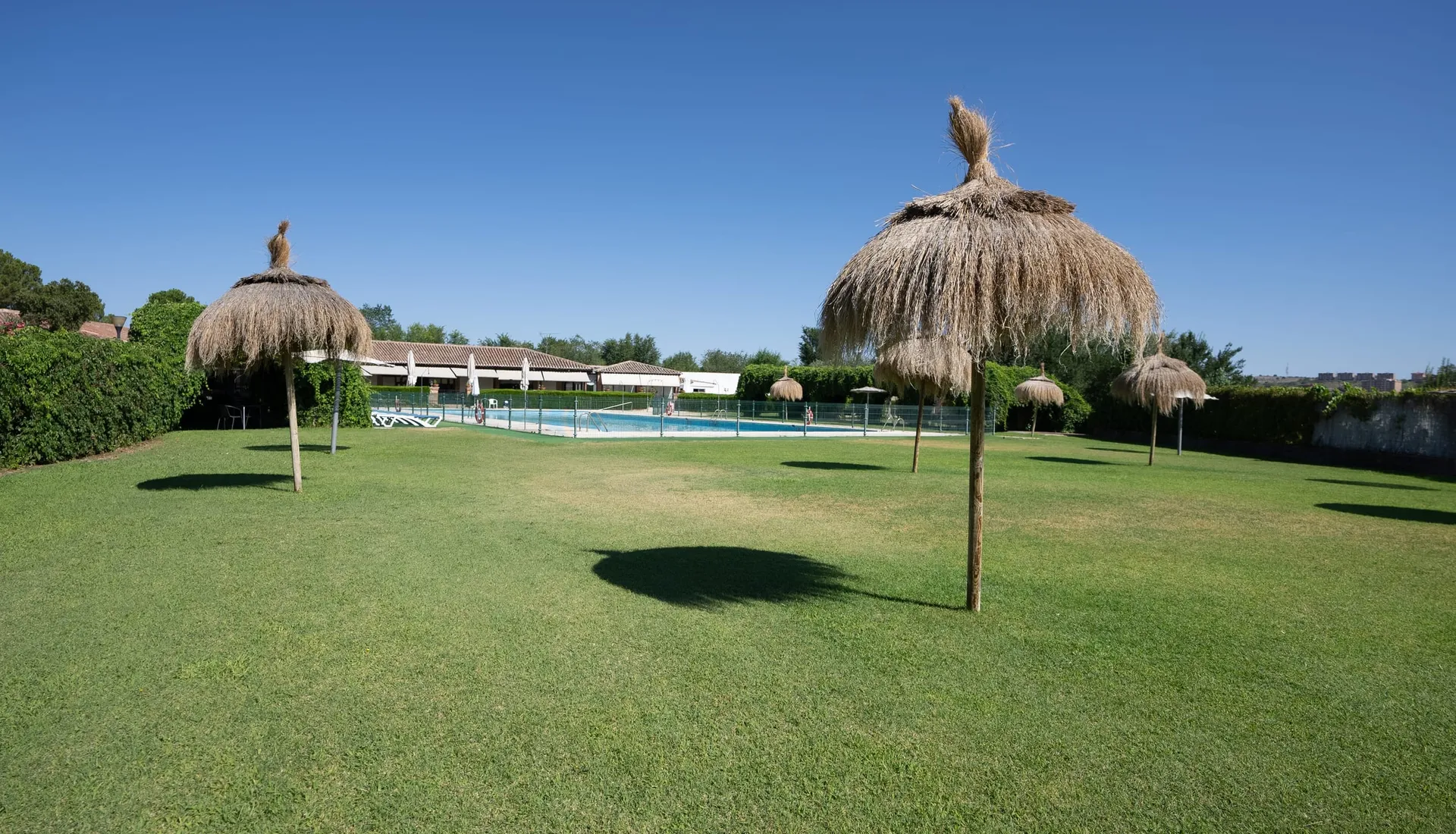 Piscina El Ángel con vistas a Toledo